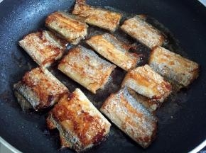 一面煎至金黄后，翻面继续煎至两面金黄即可