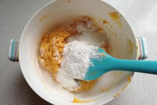 南瓜一块蒸熟后取100克压成泥，趁热加入糯米粉拌均匀