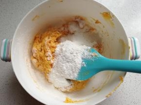 南瓜一块蒸熟后取100克压成泥，趁热加入糯米粉拌均匀