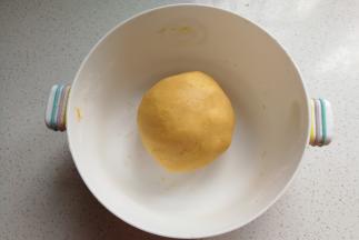 然后揉成光滑的糯米团放一旁备用