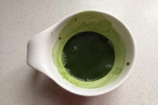 大麦青汁粉加入少许开水冲开