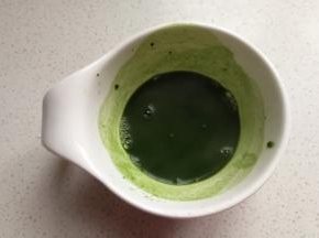 大麦青汁粉加入少许开水冲开