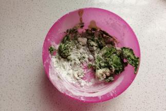 然后将青汁液一点点加入到20克糯米粉中拌均匀