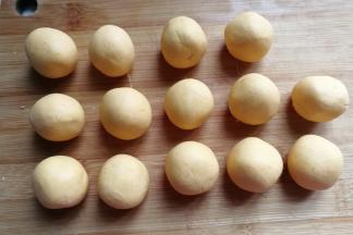 把黄色糯米团分成均等的小剂子搓成光滑的小团子