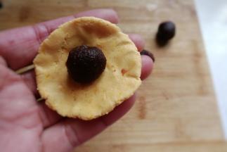 再放入适量豆沙馅