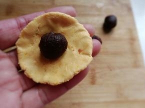 再放入适量豆沙馅
