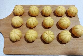 依次压好所有的糯米团