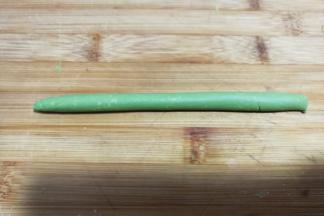 取一点绿色糯米团先搓成长条