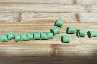 再切成长约1厘米的小段