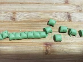 再切成长约1厘米的小段