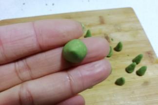 然后用手捏成一个小圆椎形