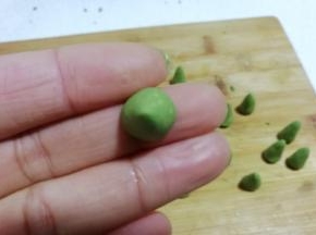 然后用手捏成一个小圆椎形