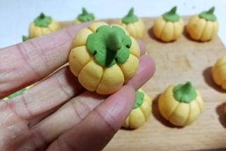 最后可以用牙签压出一点花纹会更形象些，当然你也可以不压直接下锅