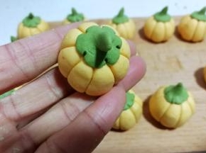 最后可以用牙签压出一点花纹会更形象些，当然你也可以不压直接下锅