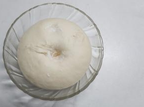 检查发酵状态，可以和通常一发检查一下，用手指戳洞，不缩不塌就行。也可以用手指轻按表现，有个能够回弹的小指痕也可以的