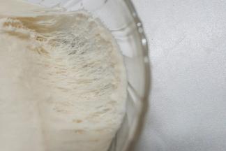 此时面团内部已经呈蜂窝状了，这是演示下内部组织，正常制作不需要拨开来看的。发酵好的老面面团，取出进行常规排气后，放冰箱冷藏16小时以上，用剩下的老面可以分50克一个冷冻保存。
老面冷藏可以放三天，冷冻可以放一个月。