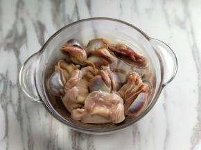首先处理鸭胗，买回来的鸭胗清理＋清洗干净后放入器具中，冷水泡1小时以上，途中需要换几次水，这样可以去腥。