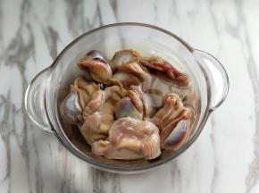 首先处理鸭胗，买回来的鸭胗清理＋清洗干净后放入器具中，冷水泡1小时以上，途中需要换几次水，这样可以去腥。