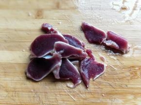 清洗干净的鸭胗切片。