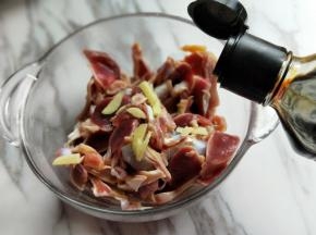 切好的鸭胗加入生抽。