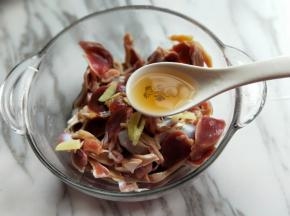 加入料酒，适当多一勺，去腥，腌制35分钟。