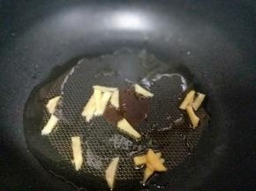 起油锅，加入切好的姜丝煸炒。