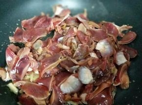 再加入腌制好的鸭胗煸炒。