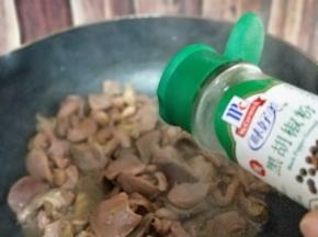 炒至变色后加入胡椒粉。