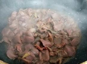 煸炒3分钟，盛出备用。