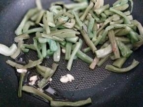 另起油锅，加入蒜炒香，再加入苔干。