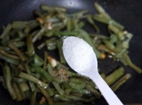 加入白砂糖，翻炒2分钟。