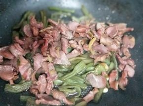 加入煸炒过的鸭胗。