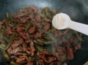 最后加入鸡粉，关火出锅。