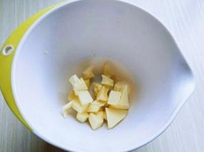 黄油切小块，室温软化。(室温自然软化即可)