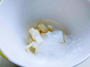 软化的黄油中加入盐，再加入糖粉。