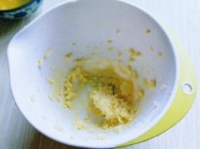 用硅胶铲翻拌均匀。(这样避免启动打蛋器时糖粉飘扬。) 启动电动打蛋器将黄油打发。