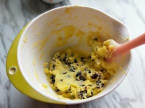 继续用电动打蛋器打30秒即可，让蔓越莓和黄油均匀混合再一起，(用铲子翻拌均匀也可以。)