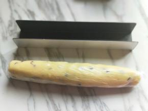 揉好的面团后用保鲜膜包起来，按压做出长方形。