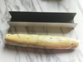 揉好的面团后用保鲜膜包起来，按压做出长方形。