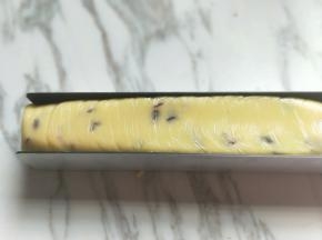 整形后放入磨具中，要包上保鲜膜再放入磨具哦，不然不好脱模。放入冰箱冷冻1小时左右，(没有磨具也可以，整形后直接放入冰箱冷冻)