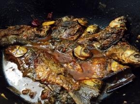 大火烧开后转小火慢炖，炖约2小时，收浓汤汁