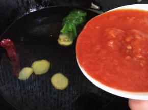 添水，倒入番茄酱