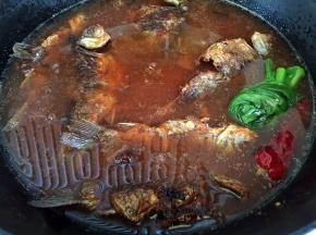 放入炸好的鲫鱼，水要多一些