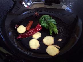 另用锅放少许油烧热，放入配料爆香