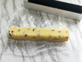 从冰箱取出，将保鲜膜撕掉。