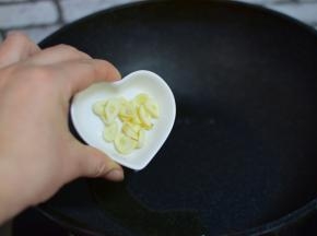油热，加入蒜片，炒香