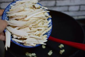 加入杏鲍菇，翻炒至杏鲍菇变软