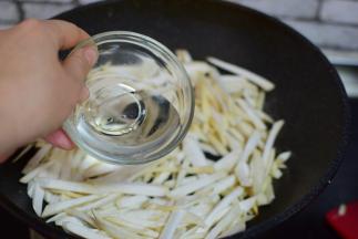 加少许水，盖上锅盖，小火焖5分钟