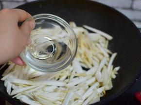 加少许水，盖上锅盖，小火焖5分钟