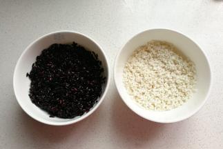 先将黑米和糯米充分泡发，黑米时间要泡得更久一些